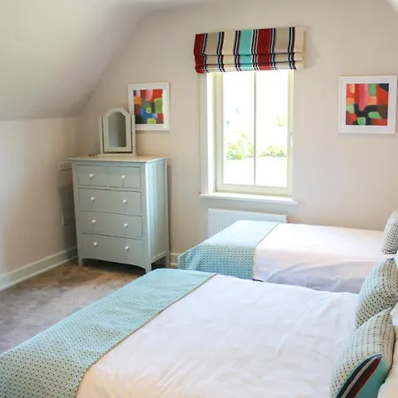 Tatil Evi 4 Bedroom With Wheelchair Accessible Bathroom 2km From